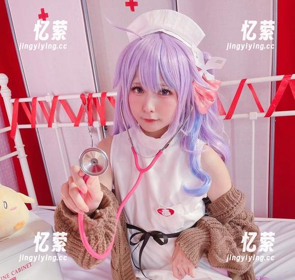 观看这份Sayo Momo的甜美女仆合集，我才发现“圣诞”不仅是一场节日，也是态度的一种展现。